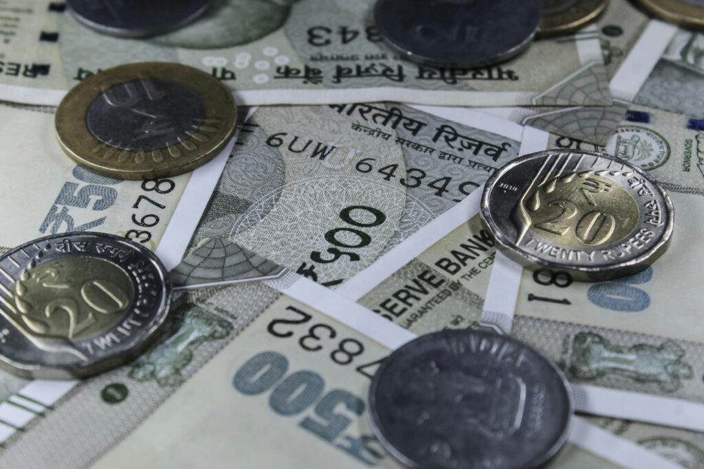 Image Represent Indian 500 rupee note and 10 rupee coin